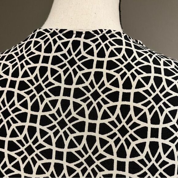 Short sleeve knee length geometric print dress with attached belt - Picture 9 of 13